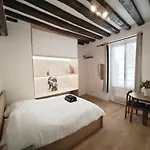 Notre Dame 3-Min Walk-Elegant Studio